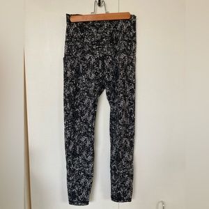 Lululemon high wasted black and white print legging